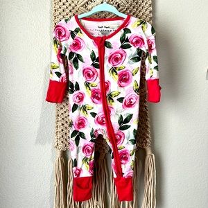 🌹 Roses 🌹 Little Sleepies zippy size NEWBORN
EUC, no stains, rips or holes.